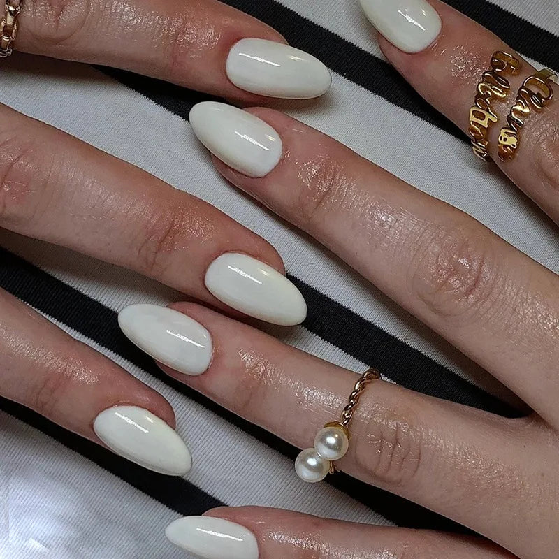 Sublimez vos mains avec nos faux ongles longs aux couleurs variées. Rapides à poser et conçus pour durer, ces faux ongles réutilisables sont parfaits pour un look soigné et élégant à tout moment.