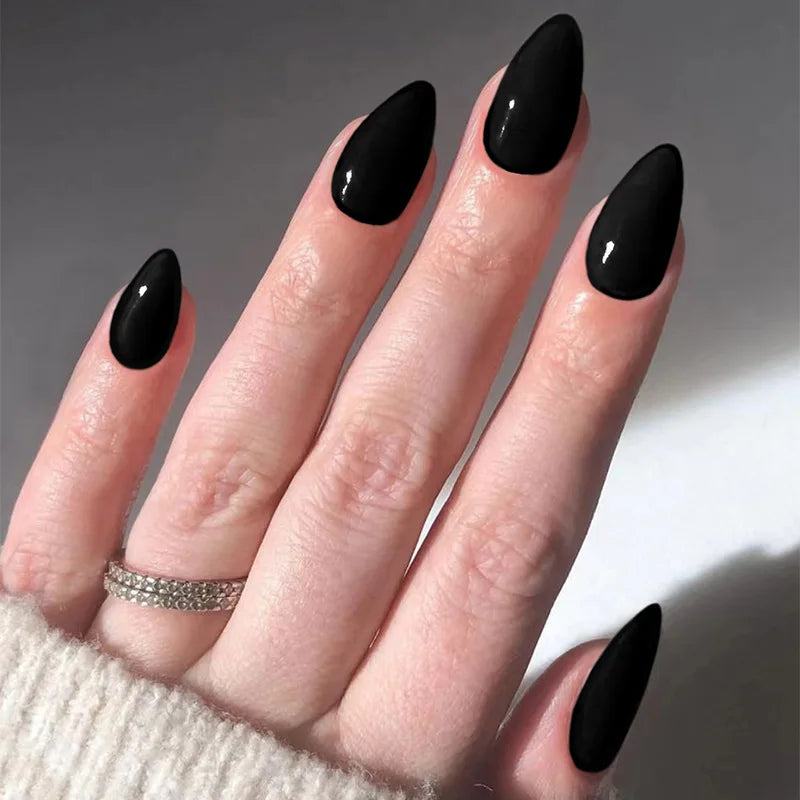 Ajoutez du style à votre manucure avec nos faux ongles longs en divers coloris. Réutilisables et faciles à appliquer, ces ongles vous garantissent un look chic et moderne en un clin d'œil. Découvrez la beauté d'une manucure parfaite sans effort.