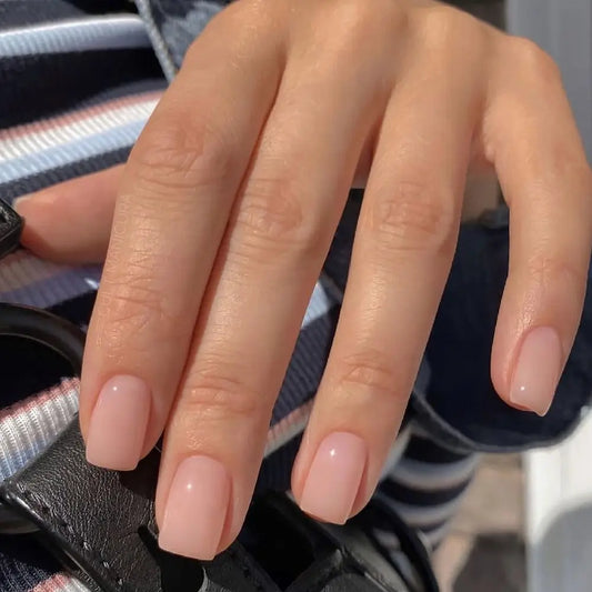 Faux ongles réutilisables , avec patchs adhésifs pour une pose rapide. Look simple et chic, idéal pour un aspect soigné sans effort."