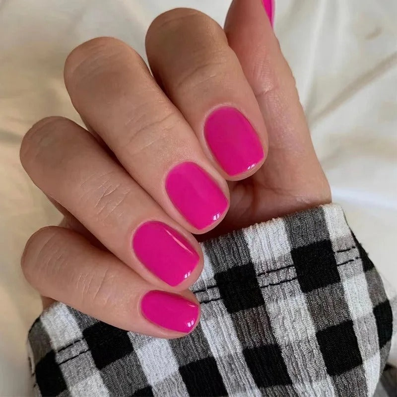 Faux ongles réutilisables au look tendance, avec des couleurs éclatantes pour un style unique et affirmé.