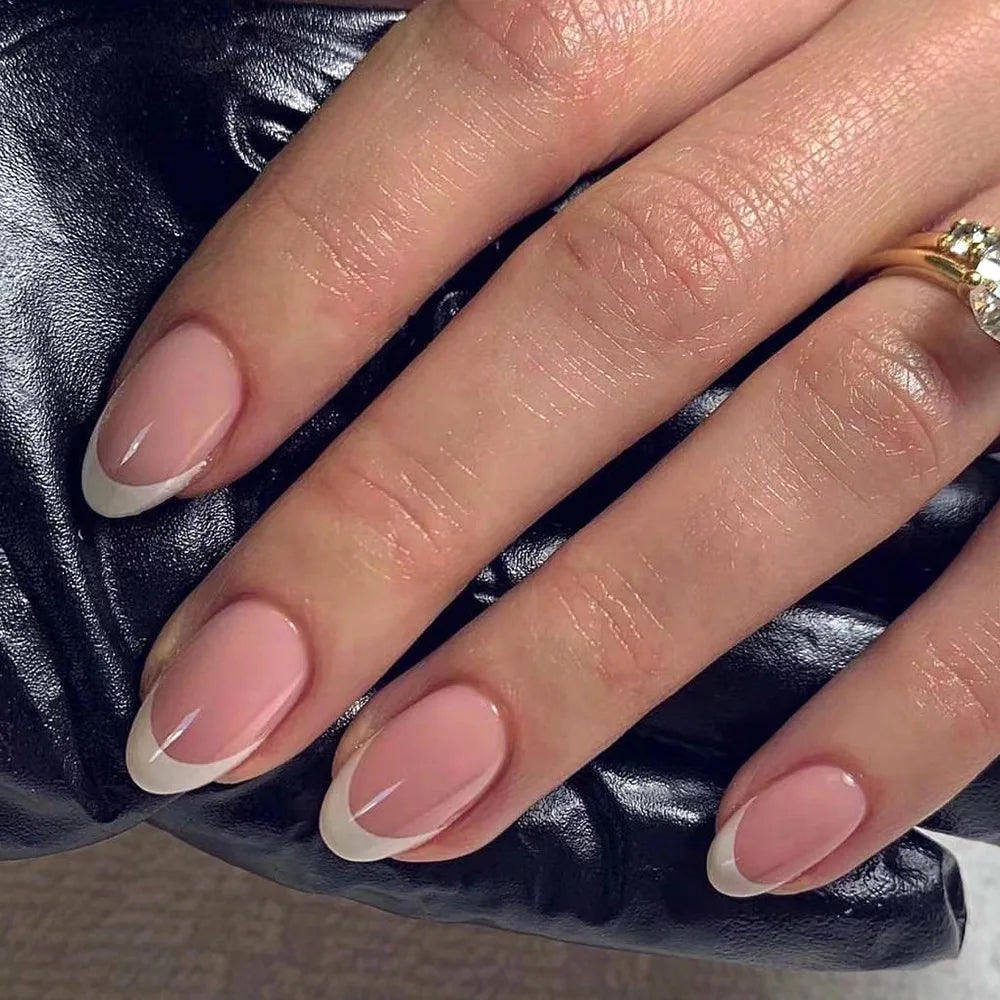 Découvrez nos faux ongles longs en divers coloris, parfaits pour toutes les occasions. Faciles à poser, ces ongles réutilisables offrent une tenue longue durée et un look impeccable. Transformez votre manucure en quelques minutes et profitez d’un style élégant sans effort.