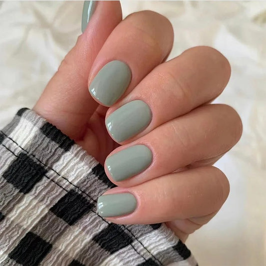 Faux ongles réutilisables au look doux et naturel, avec une finition mate élégante. Parfaits pour une manucure subtile et moderne.