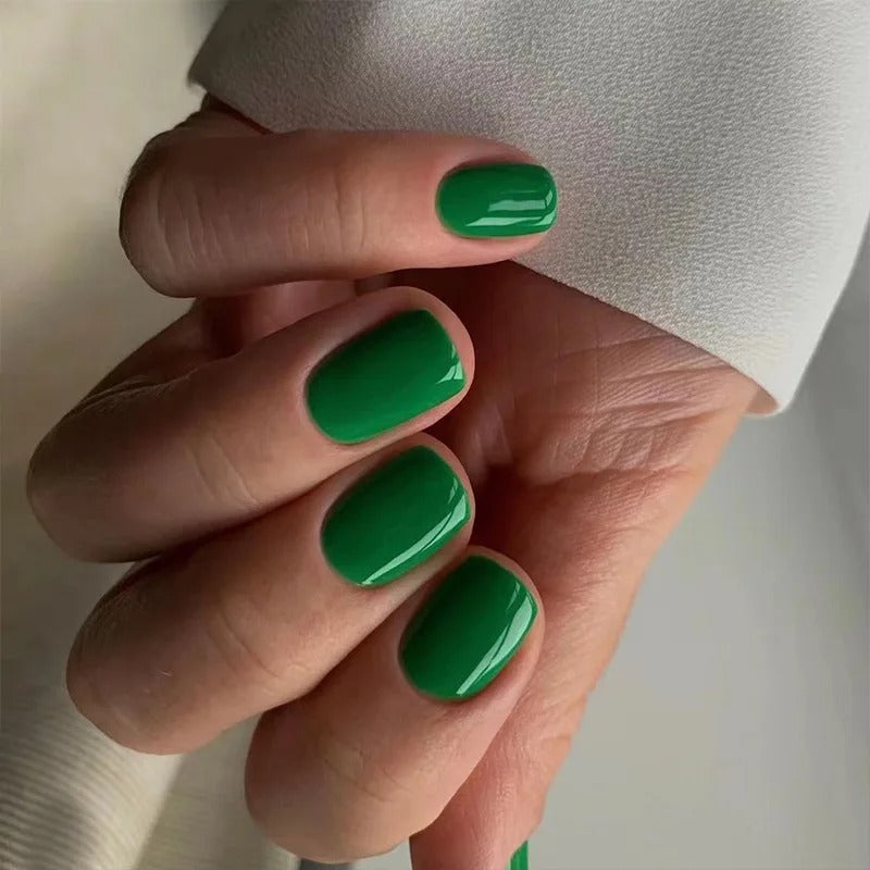 Faux ongles réutilisables faciles à poser avec patchs adhésifs pour un look audacieux et dynamique.